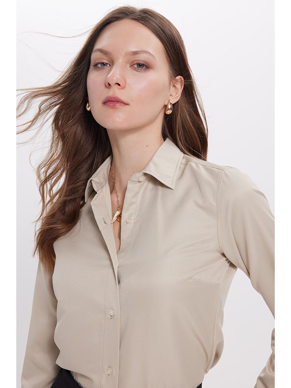 Kadın Slim Fit Dar Kesim Vücuda Oturan Uzun Kollu Açık Bej Basic Gömlek