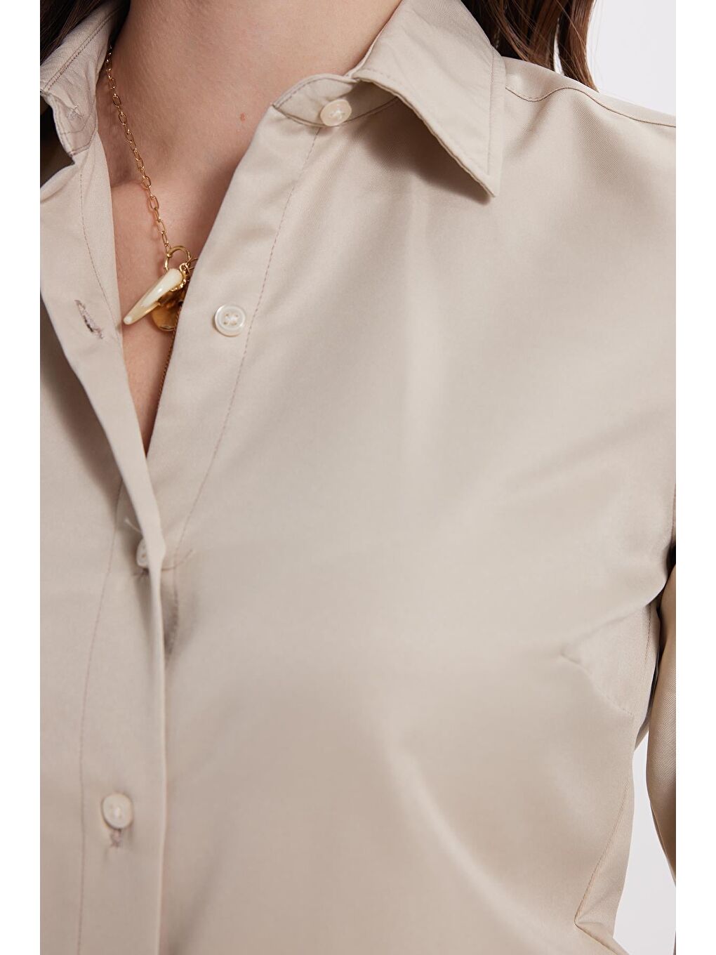 Kadın Slim Fit Dar Kesim Vücuda Oturan Uzun Kollu Açık Bej Basic Gömlek-3