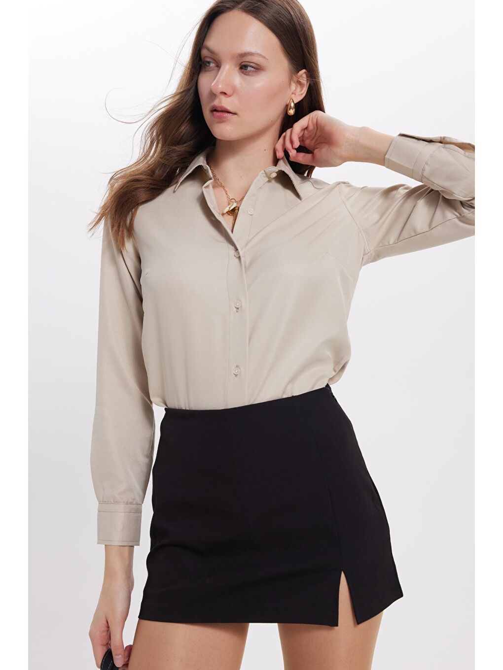 Kadın Slim Fit Dar Kesim Vücuda Oturan Uzun Kollu Açık Bej Basic Gömlek-5