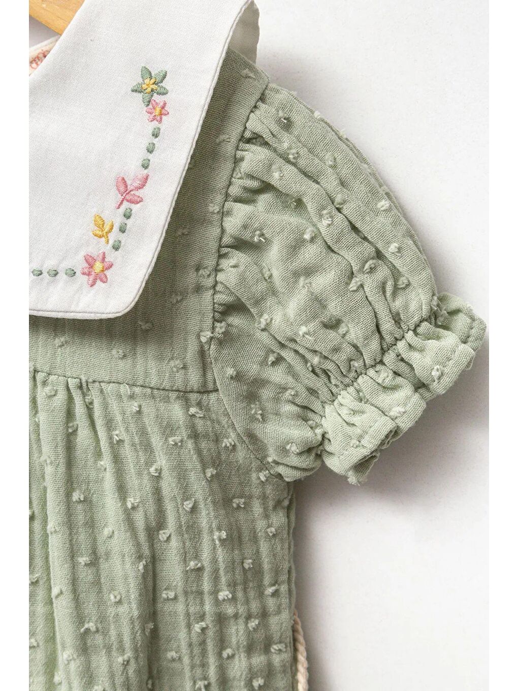 Yeşil Kız Çocuk Pamuklu Müslin  Çiçek Nakışlı Gömlek Yaka Çantalı Elbise-2