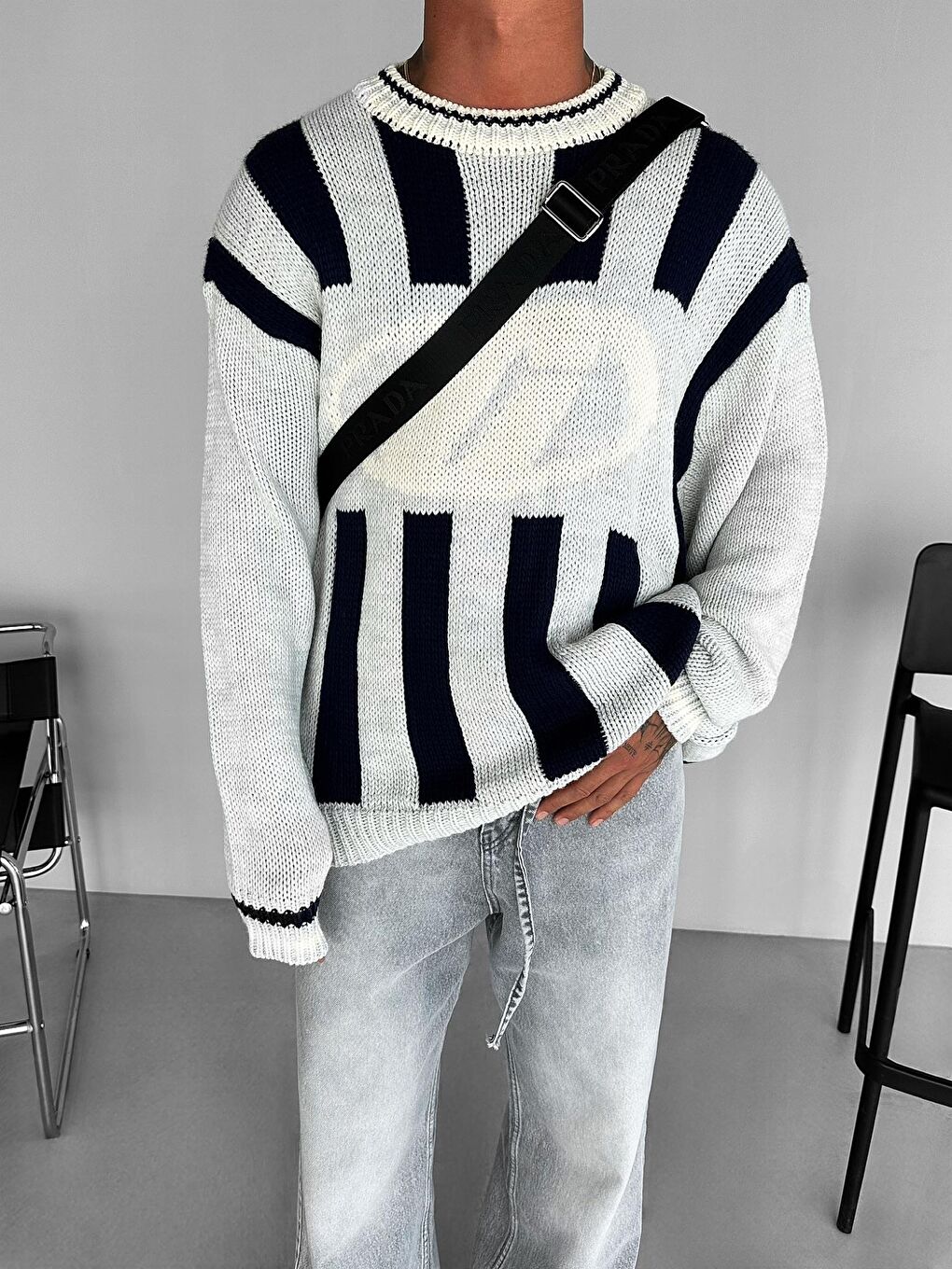 Erkek Oversize Yuvarlak Yaka Desenli Kazak Siyah Beyaz-1