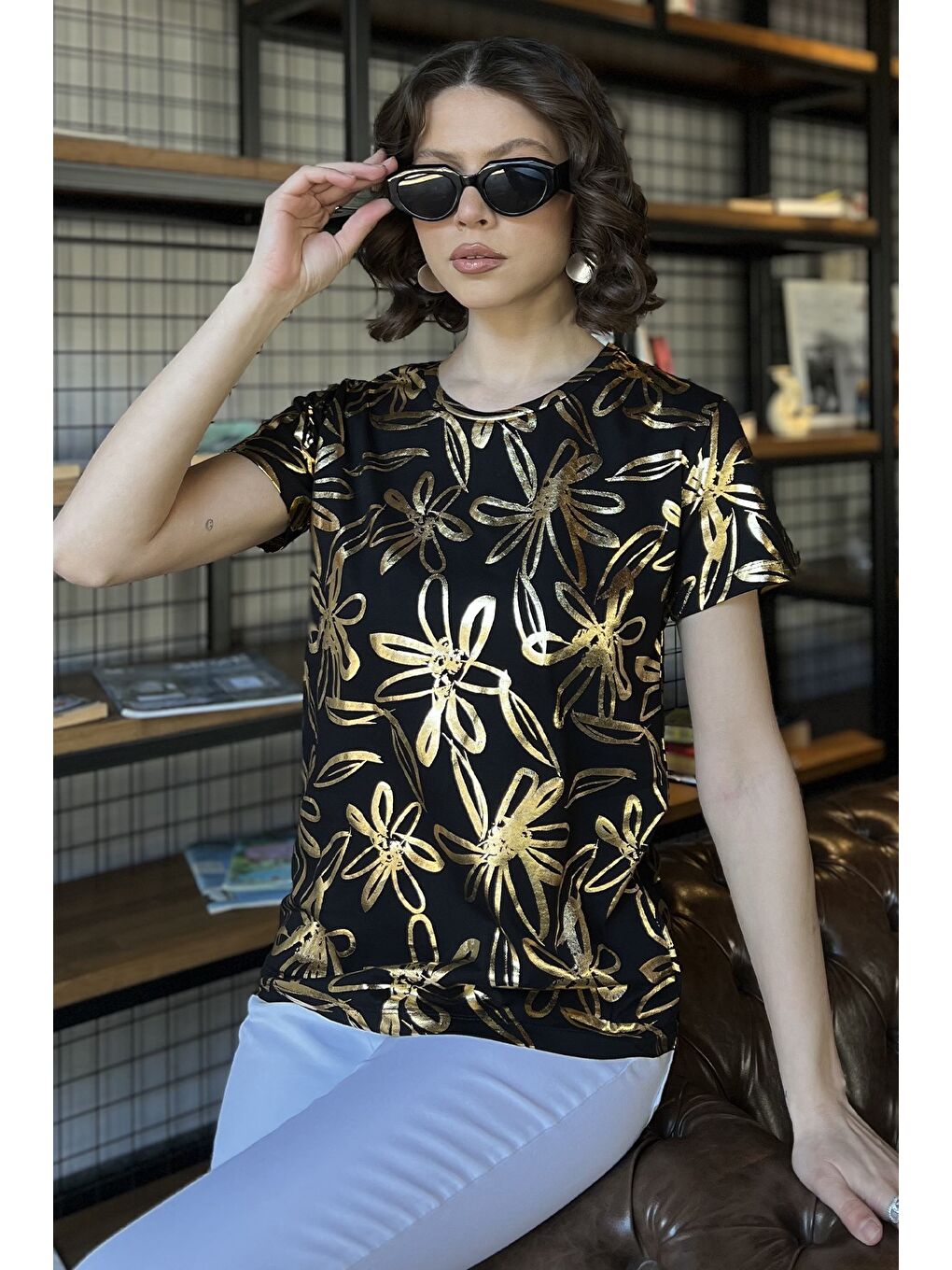 Siyah Kadın Bisiklet Yaka Varak Baskılı Tişört-1