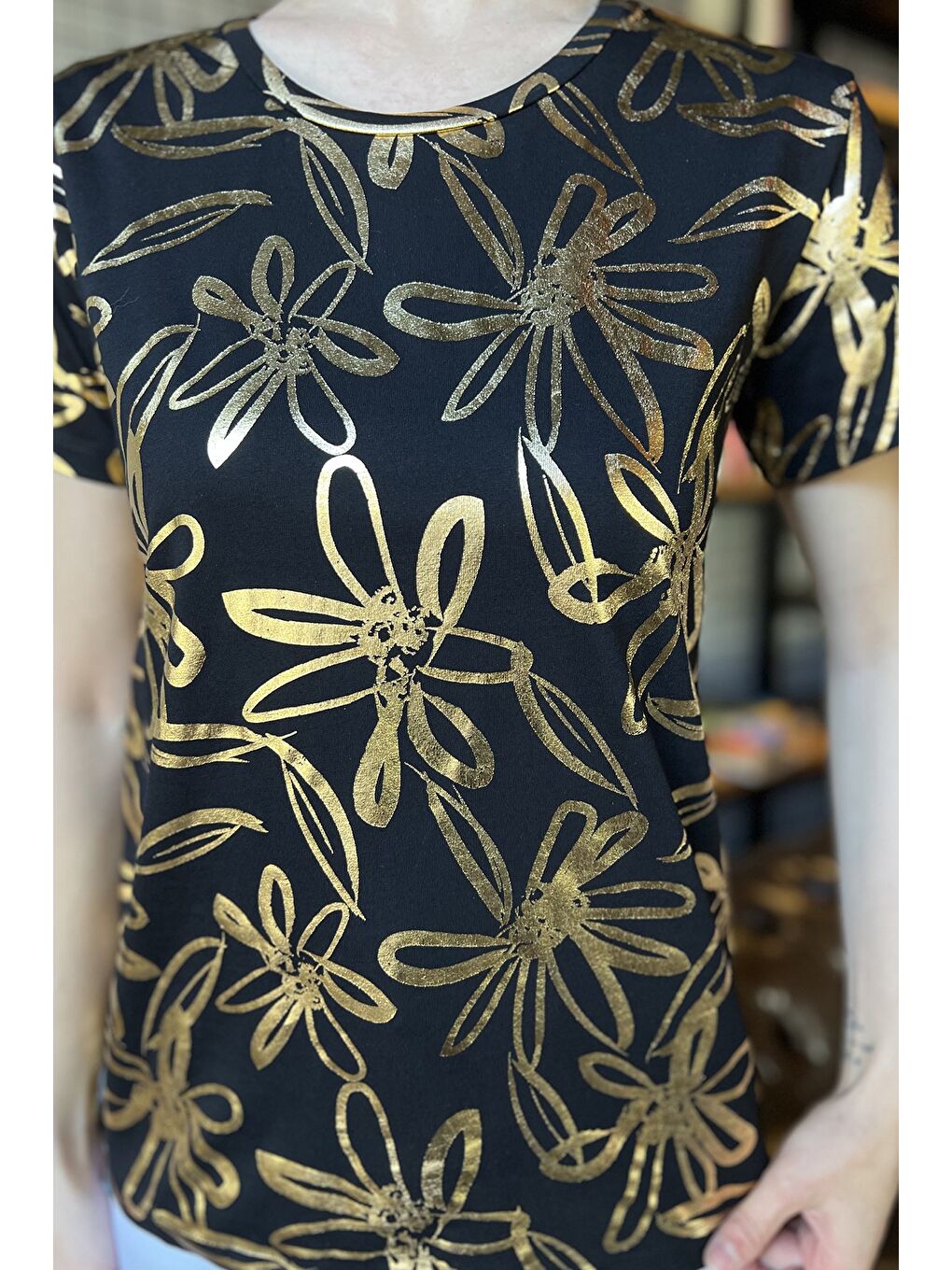 Siyah Kadın Bisiklet Yaka Varak Baskılı Tişört-3