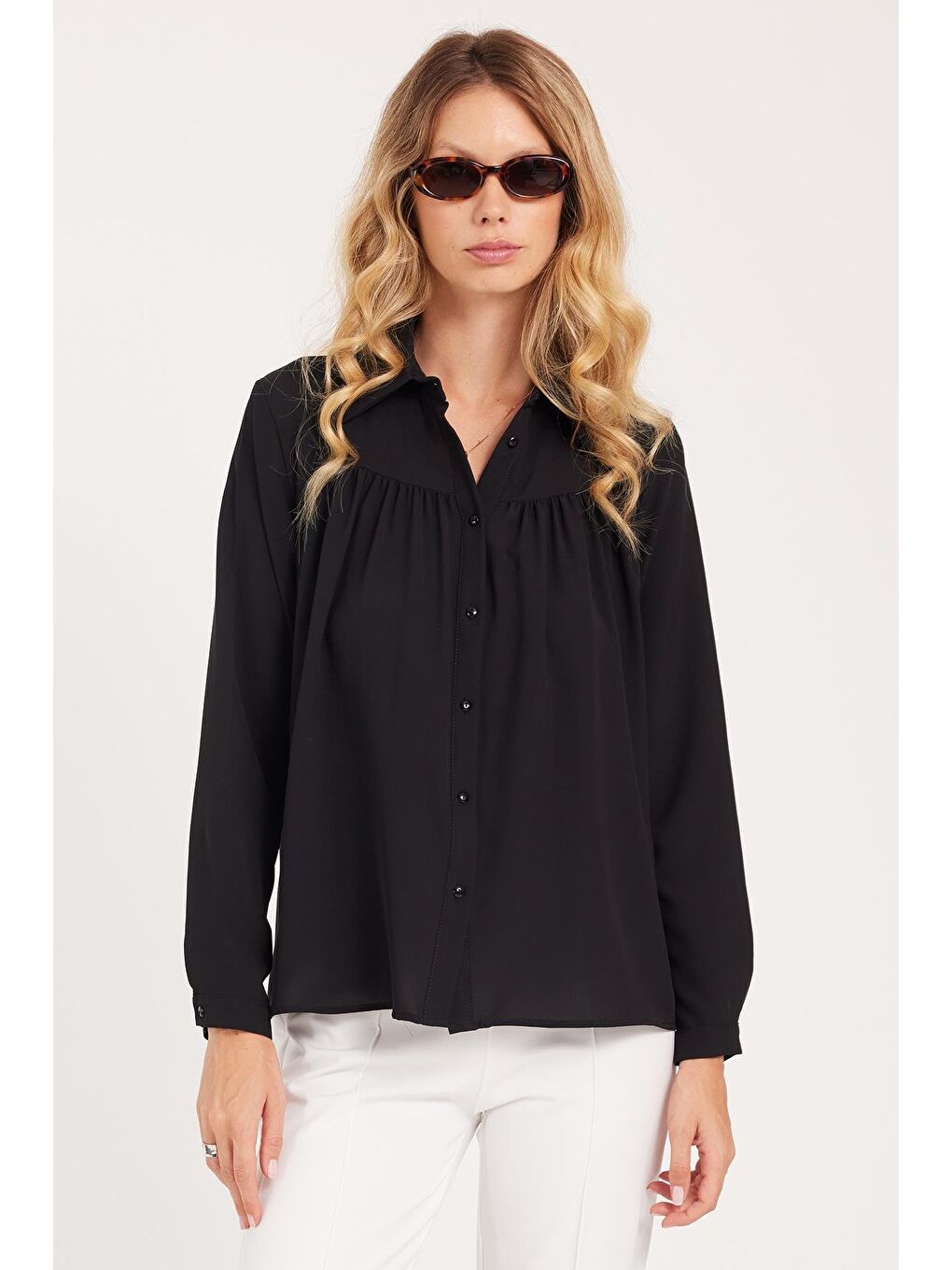 Kadın Standart Fit Normal Kesim Piliseli Sivri Yaka Siyah Gömlek
