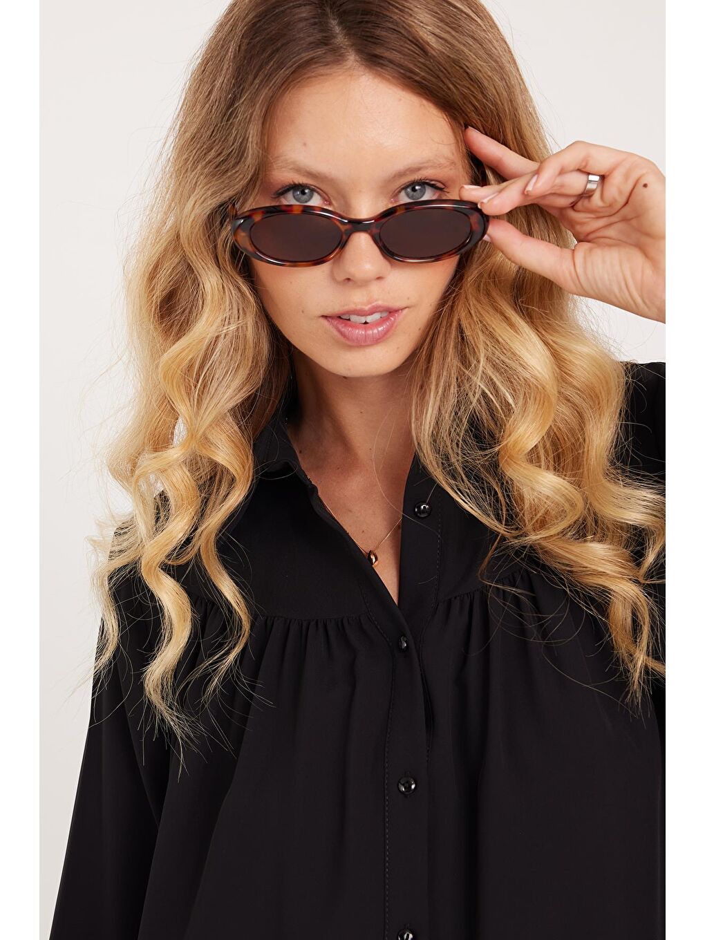 Kadın Standart Fit Normal Kesim Piliseli Sivri Yaka Siyah Gömlek-1