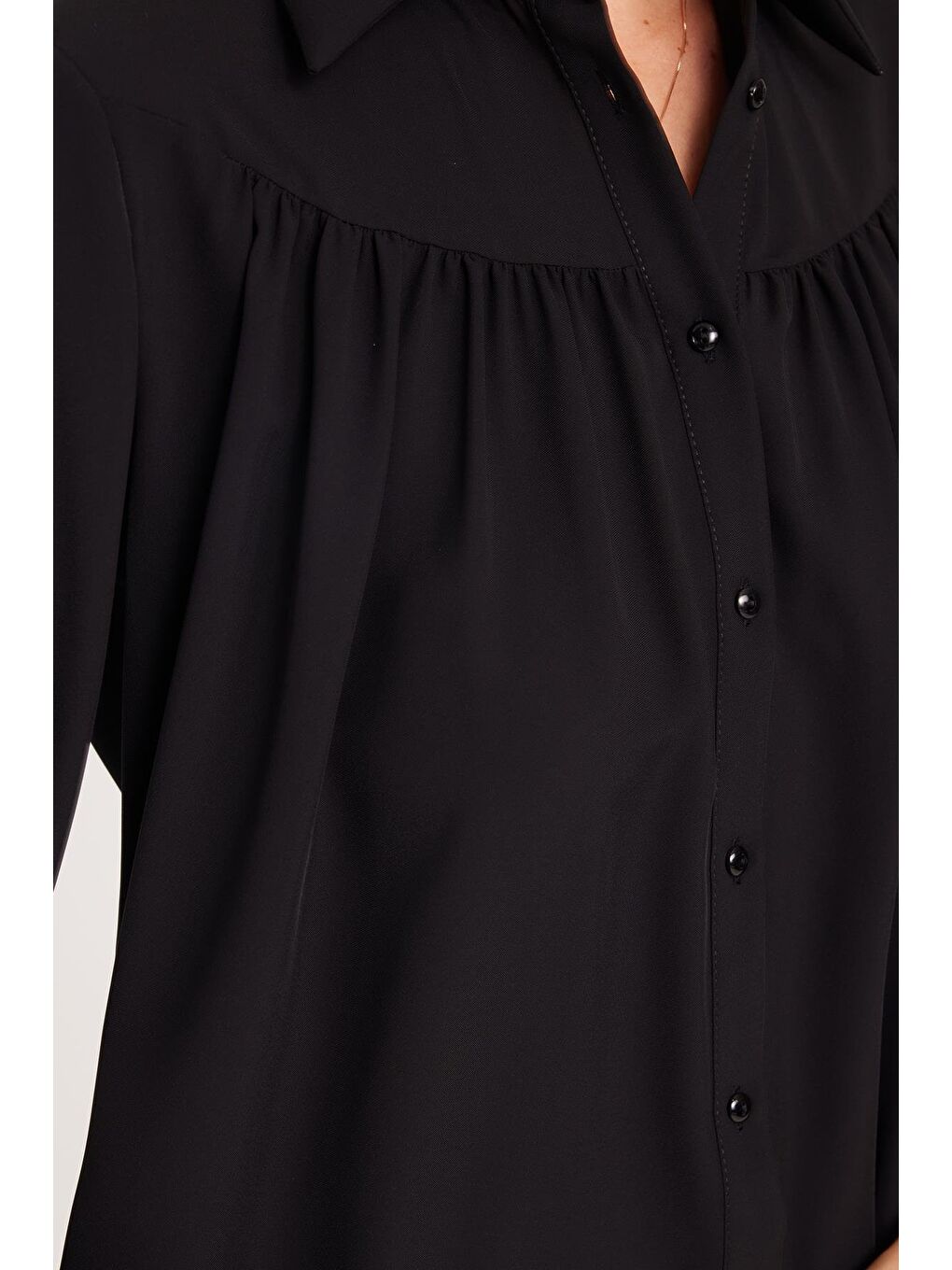 Kadın Standart Fit Normal Kesim Piliseli Sivri Yaka Siyah Gömlek-2