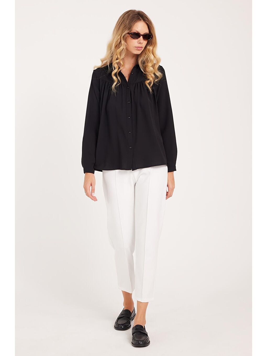 Kadın Standart Fit Normal Kesim Piliseli Sivri Yaka Siyah Gömlek-3