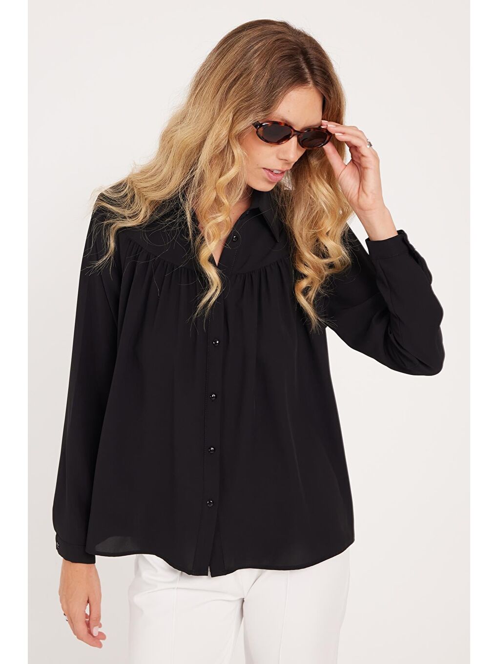 Kadın Standart Fit Normal Kesim Piliseli Sivri Yaka Siyah Gömlek-4