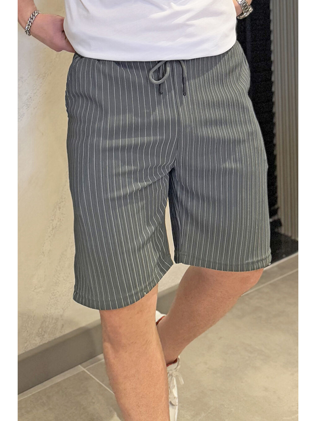 Gri Erkek Çift Cepli Bel Lastikli Çizgi Desenli Şort