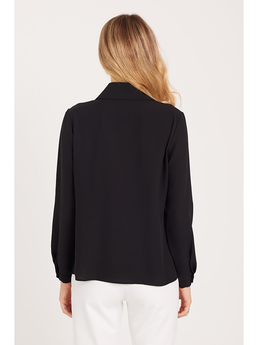 Kadın Standart Fit Normal Kesim Piliseli Sivri Yaka Siyah Gömlek-6