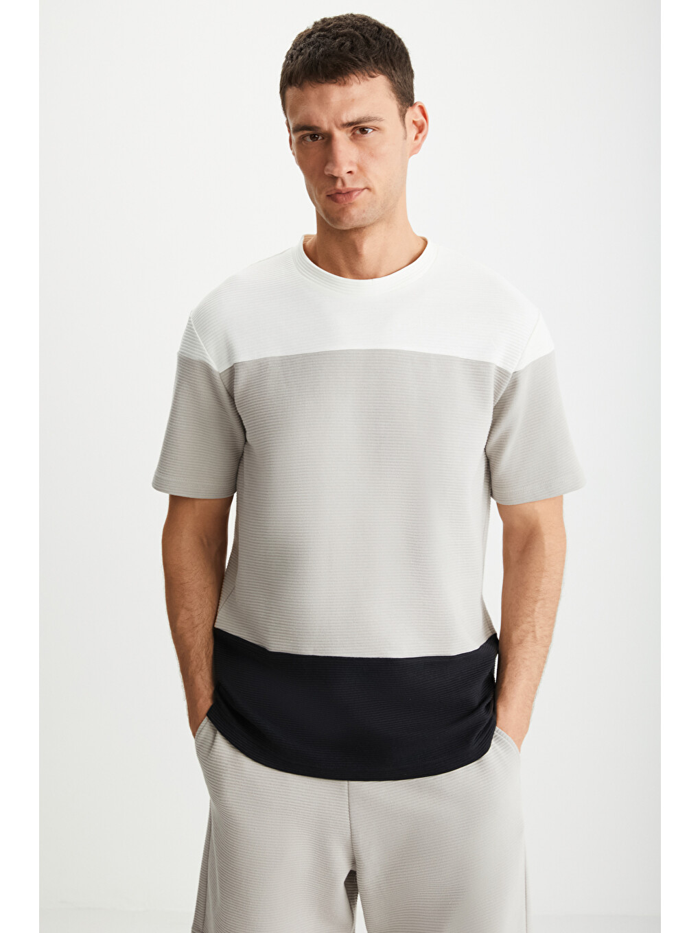 Lila Karnox Erkek Yuvarlak Yaka Kısa Kol Regular Fit Ekru-siyah T-shirt
