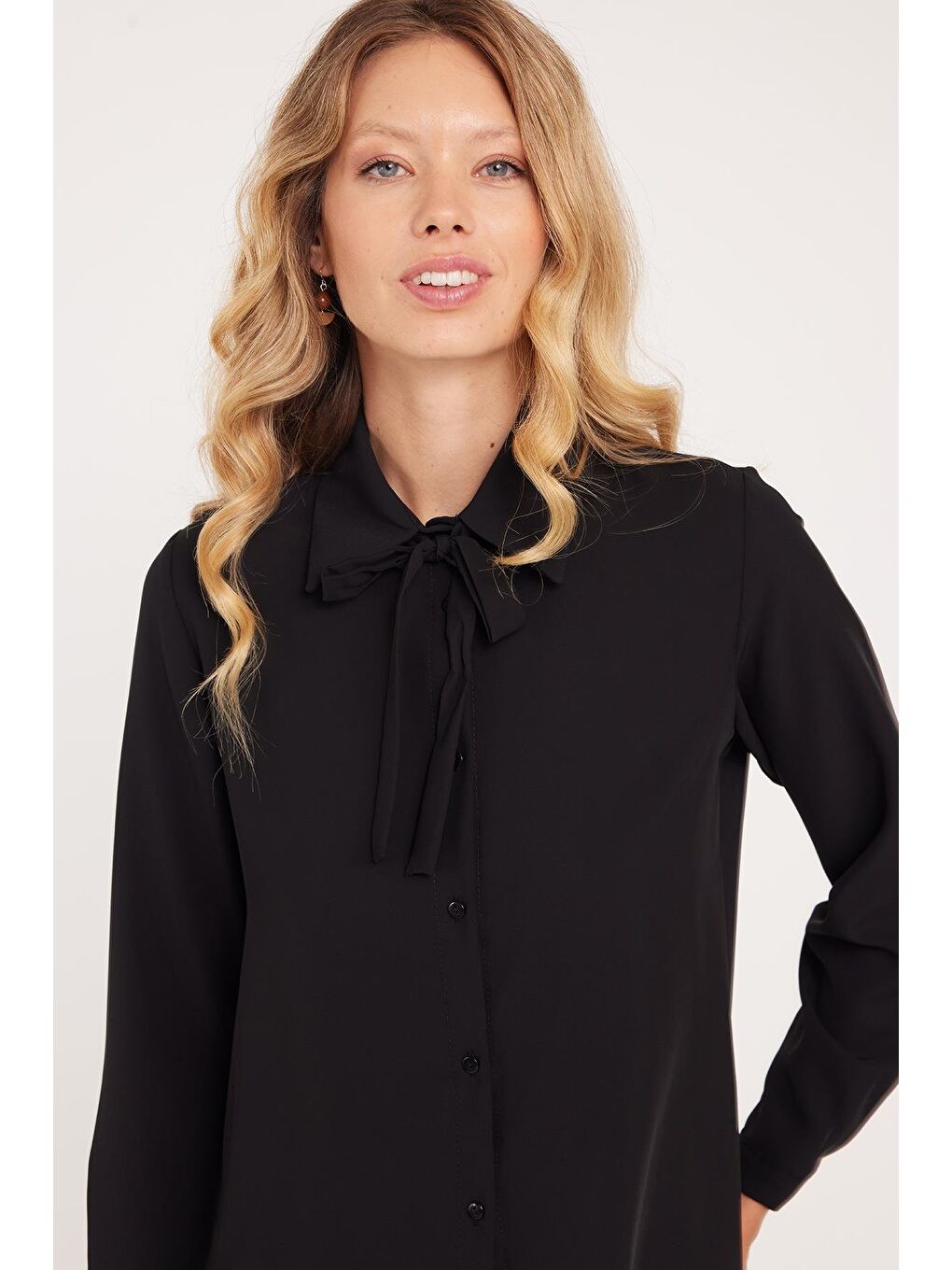 Kadın Standart Fit Normal Kesim Fiyonklu Siyah Gömlek-1
