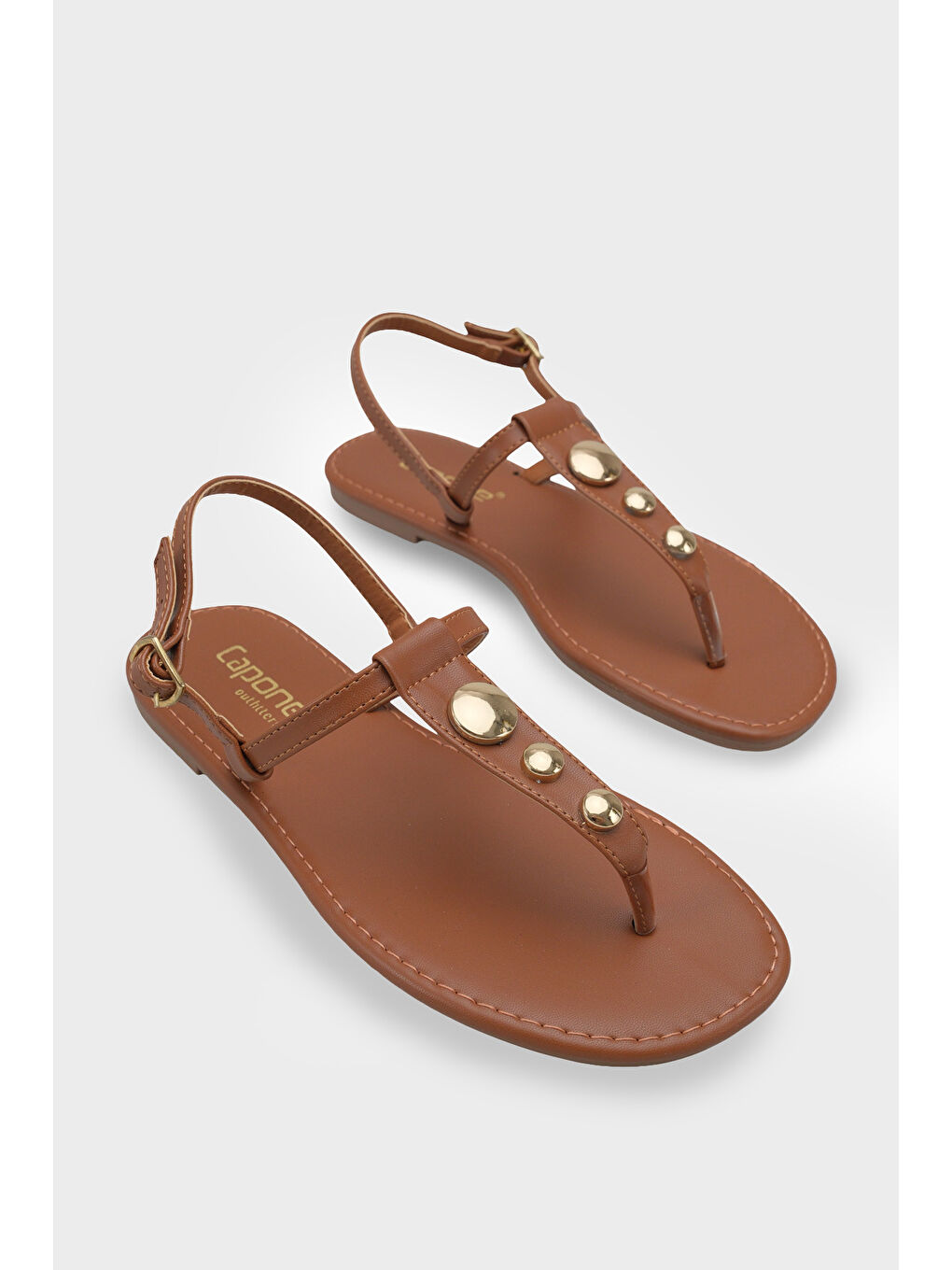 Kahverengi Celia Parmak Arası Düz Topuklu Metal Aksesuarlı Yıvarlak Burunlu Kadın Sandalet-1