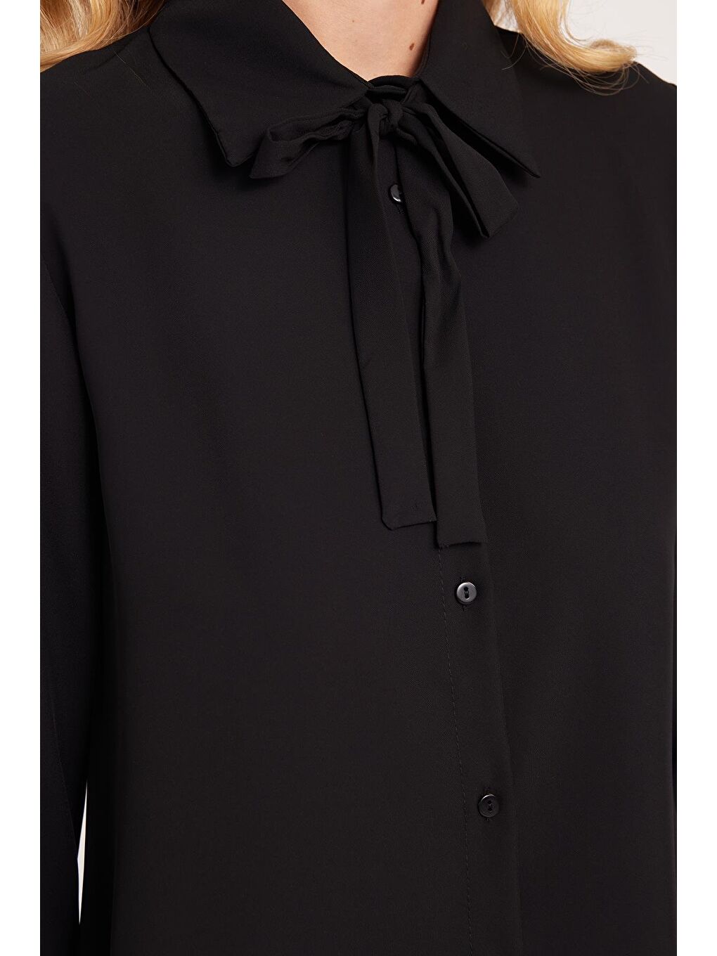 Kadın Standart Fit Normal Kesim Fiyonklu Siyah Gömlek-2