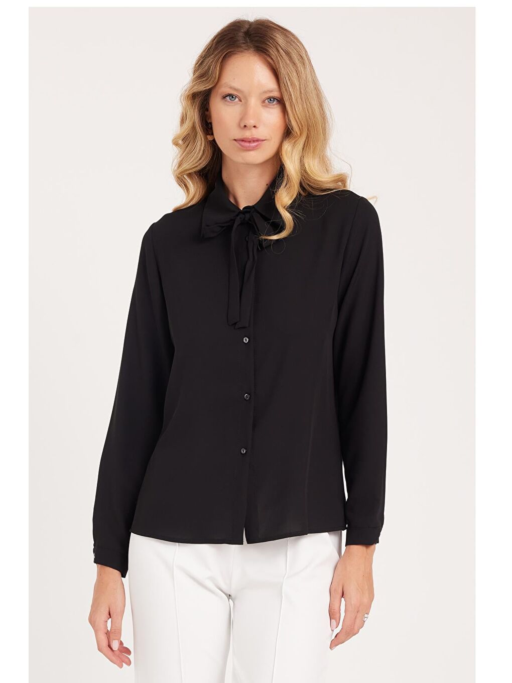 Kadın Standart Fit Normal Kesim Fiyonklu Siyah Gömlek-3