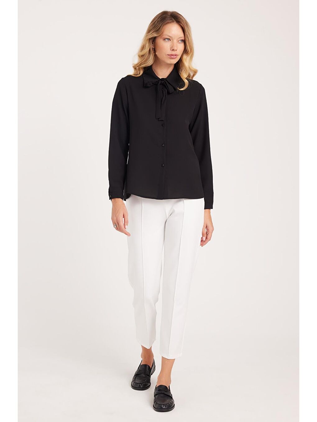 Kadın Standart Fit Normal Kesim Fiyonklu Siyah Gömlek-4