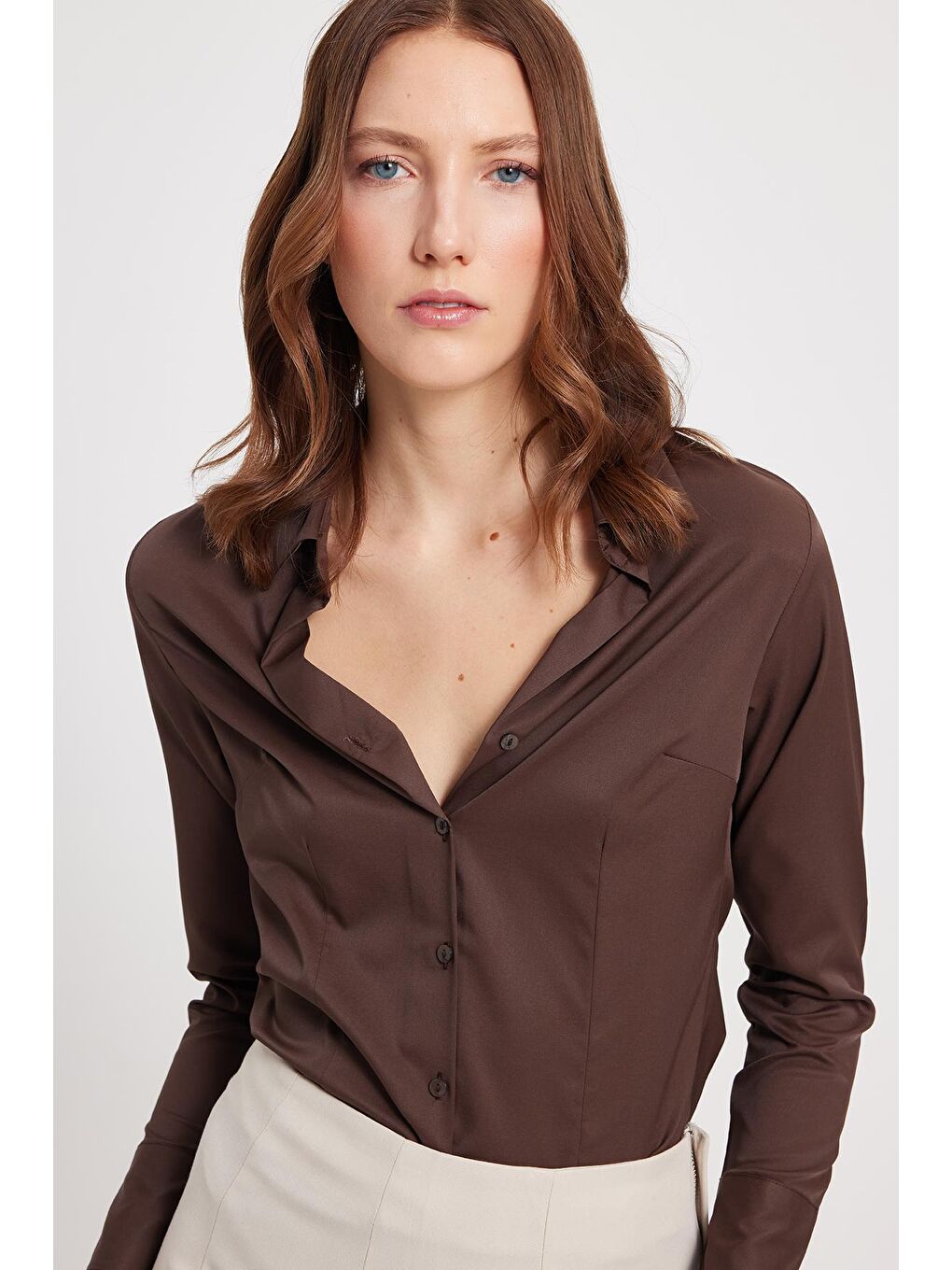 Kadın Slim Fit Dar Kesim Pensli Vucüda Oturan Klasik Yaka Uzun Kollu Elastanlı Kahverengi Gömlek