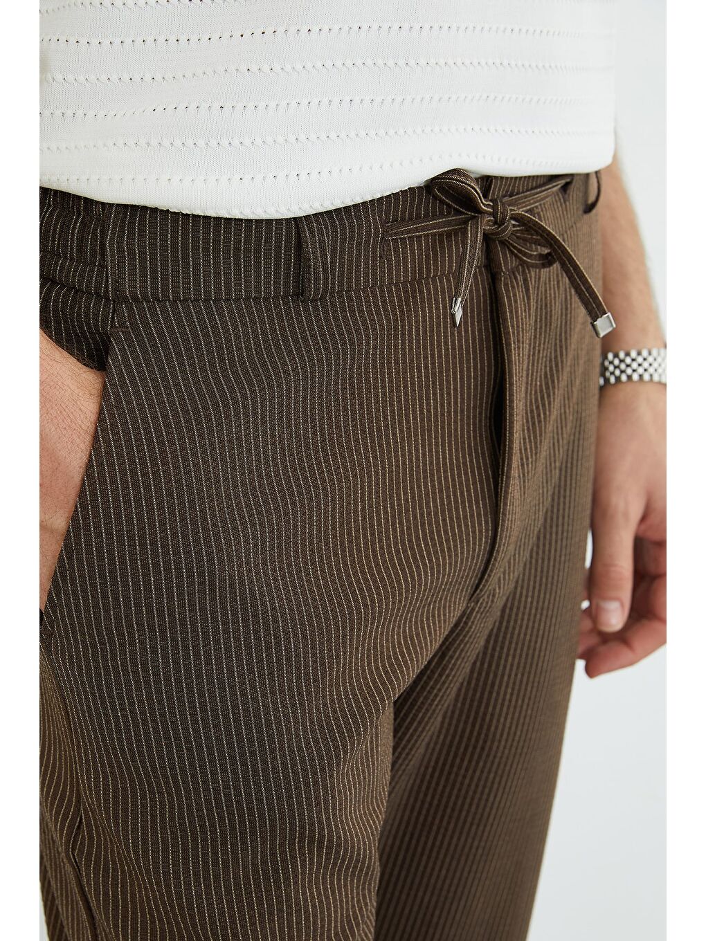 Kahverengi Çizgili Duble Paça Beli Bağlamalı Pantolon-2