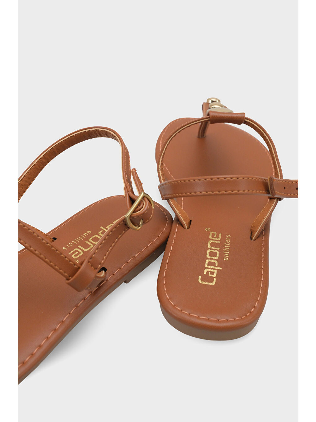 Kahverengi Celia Parmak Arası Düz Topuklu Metal Aksesuarlı Yıvarlak Burunlu Kadın Sandalet-4