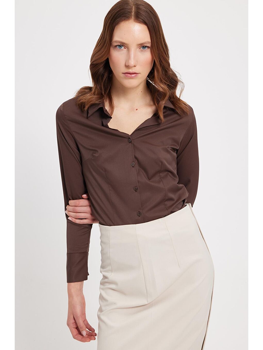 Kadın Slim Fit Dar Kesim Pensli Vucüda Oturan Klasik Yaka Uzun Kollu Elastanlı Kahverengi Gömlek-1