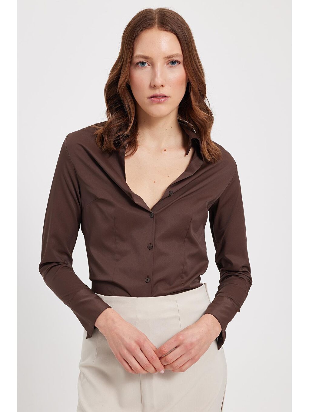 Kadın Slim Fit Dar Kesim Pensli Vucüda Oturan Klasik Yaka Uzun Kollu Elastanlı Kahverengi Gömlek-5