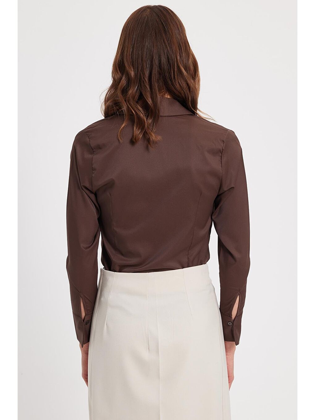 Kadın Slim Fit Dar Kesim Pensli Vucüda Oturan Klasik Yaka Uzun Kollu Elastanlı Kahverengi Gömlek-6