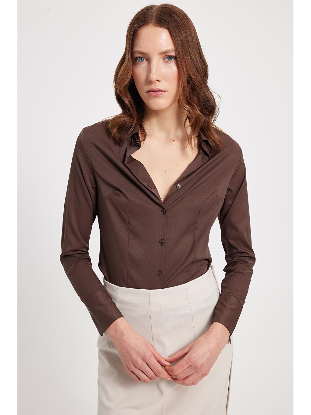 Kadın Slim Fit Dar Kesim Pensli Vucüda Oturan Klasik Yaka Uzun Kollu Elastanlı Kahverengi Gömlek-7