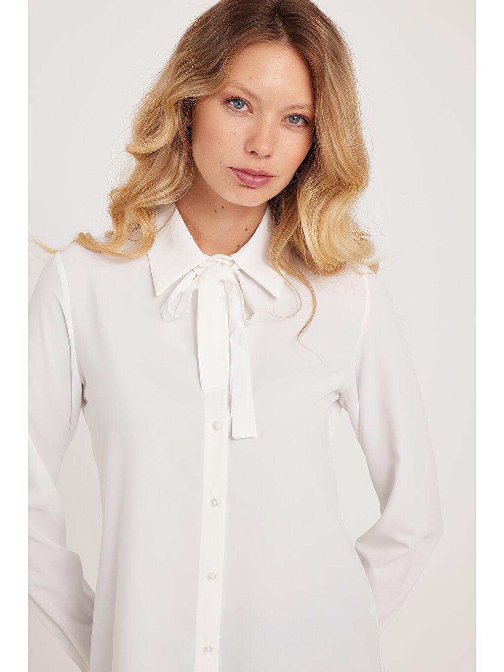 Kadın Standart Fit Normal Kesim Fiyonklu Beyaz Gömlek