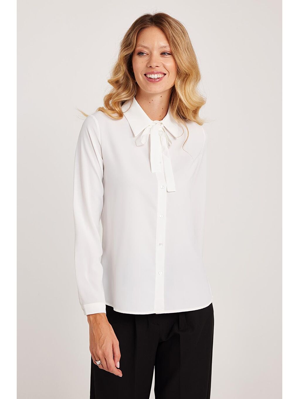 Kadın Standart Fit Normal Kesim Fiyonklu Beyaz Gömlek-1