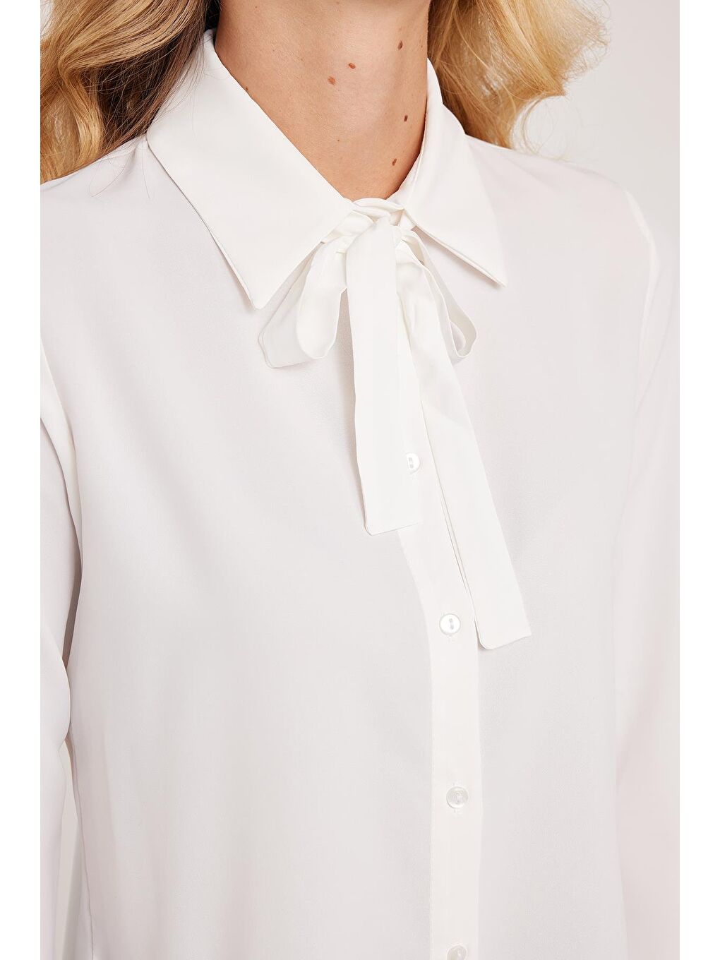 Kadın Standart Fit Normal Kesim Fiyonklu Beyaz Gömlek-2