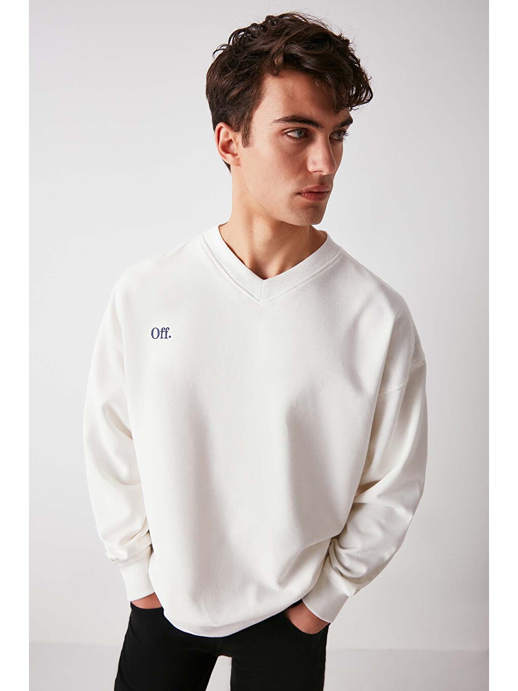 Off Erkek Organik Pamuklu Yazı Nakış Detaylı V Yakalı Içi Polarsız Oversize Beyaz Sweatshirt-1