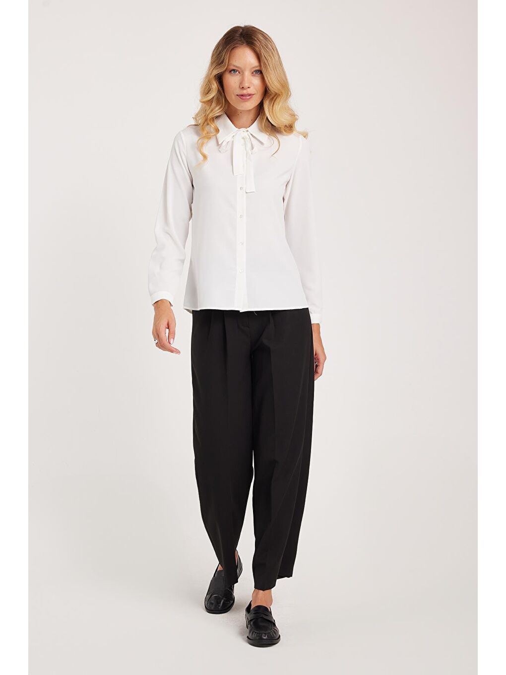 Kadın Standart Fit Normal Kesim Fiyonklu Beyaz Gömlek-3