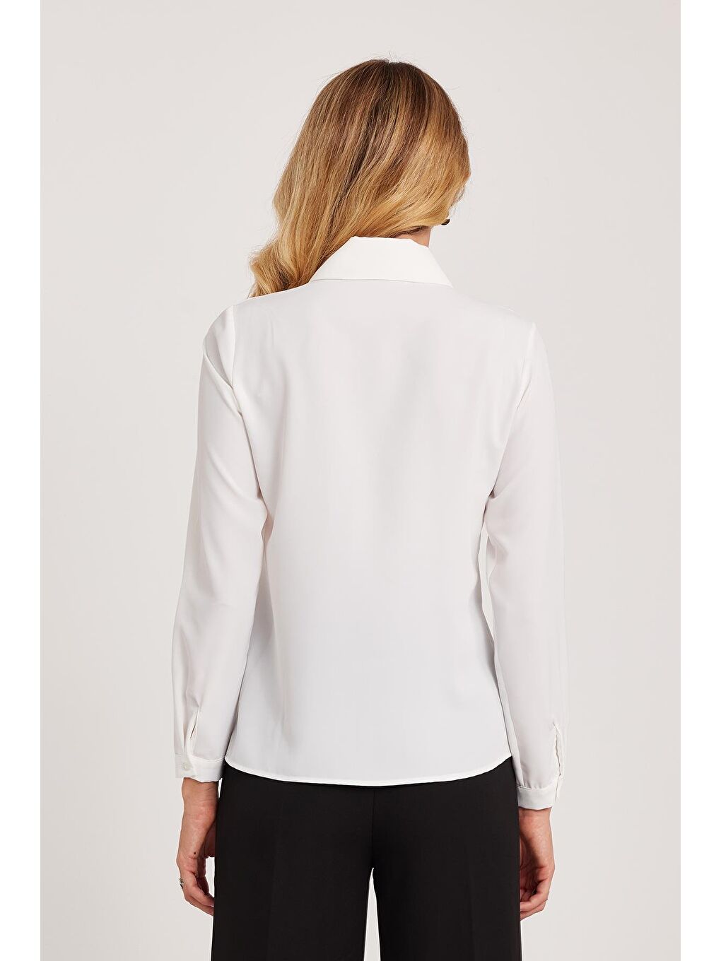 Kadın Standart Fit Normal Kesim Fiyonklu Beyaz Gömlek-6