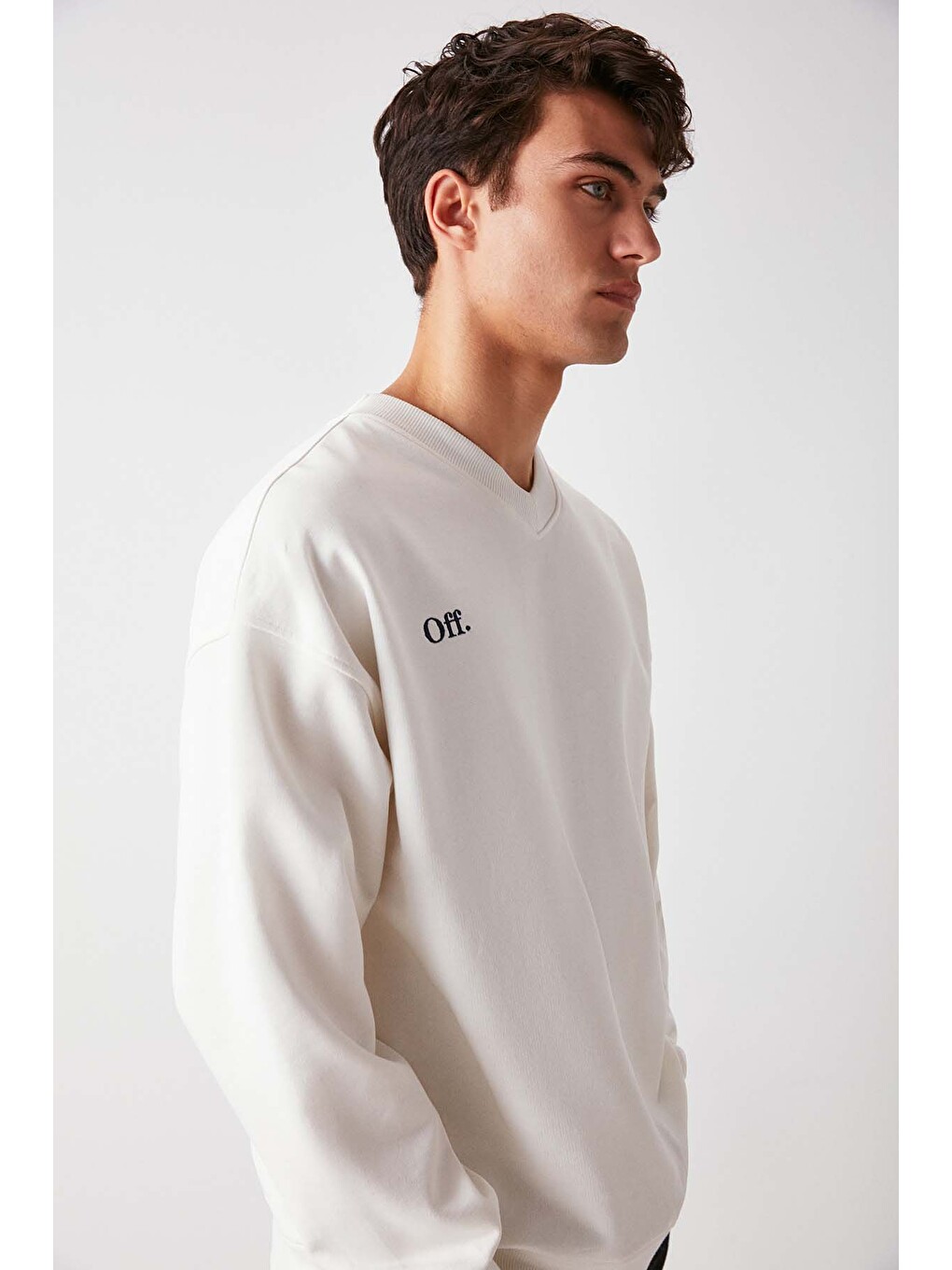 Off Erkek Organik Pamuklu Yazı Nakış Detaylı V Yakalı Içi Polarsız Oversize Beyaz Sweatshirt-3