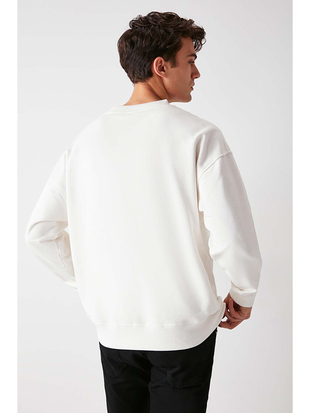 Off Erkek Organik Pamuklu Yazı Nakış Detaylı V Yakalı Içi Polarsız Oversize Beyaz Sweatshirt-4