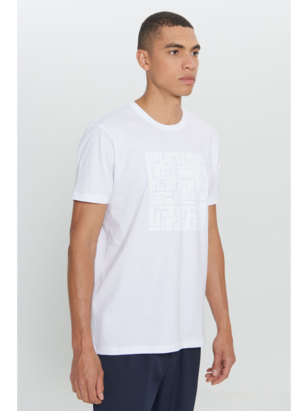 Erkek Beyaz Standart Fit Normal Kesim %100 Pamuk Baskılı Bisiklet Yaka Tişört-2