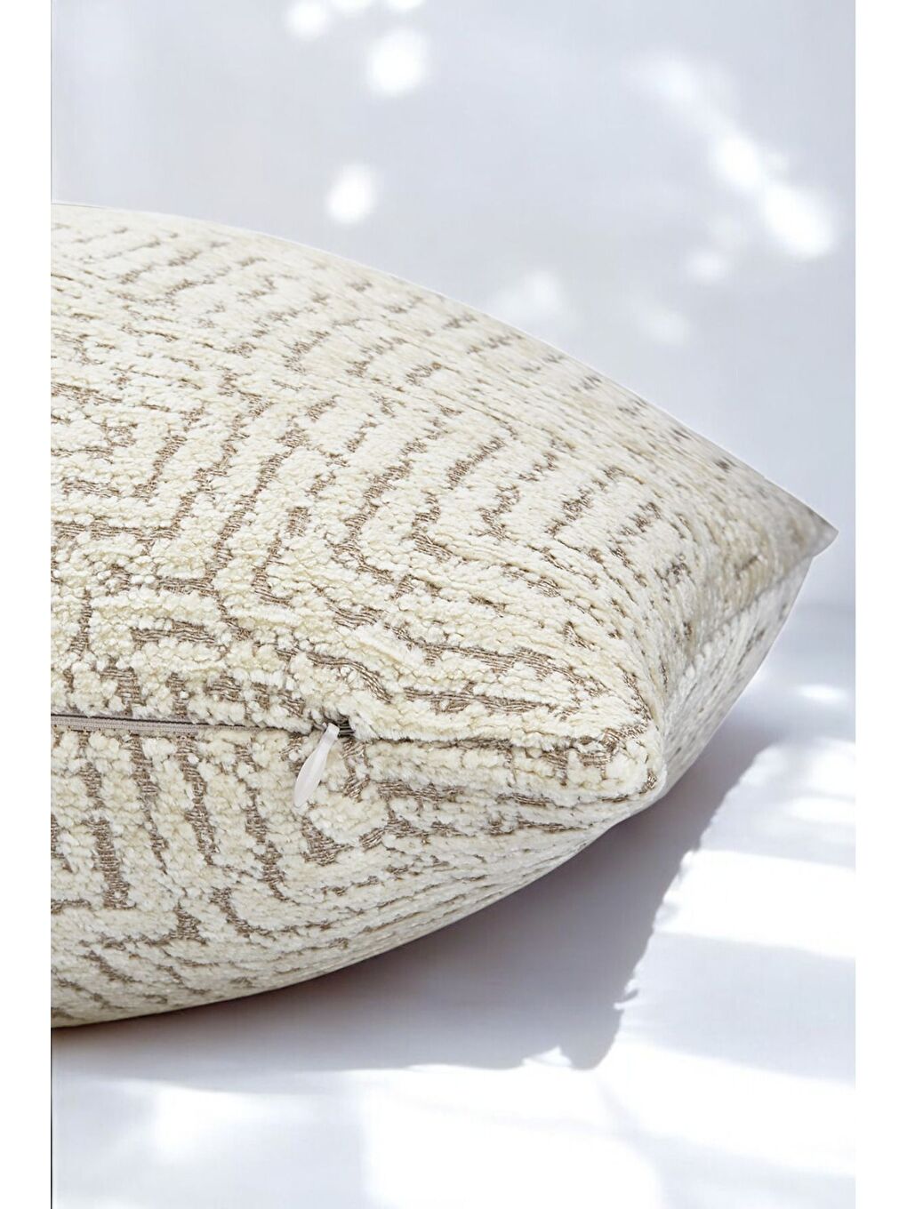 Labirent Desenli Açık Gri Dokuma Kırlent Kılıfı 43x43 cm-2