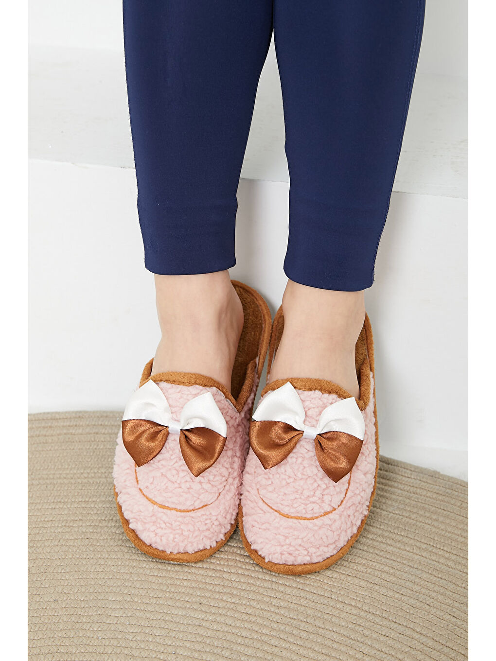 Kadın Pembe Fiyonklu Pelüş Terlik   26681-1