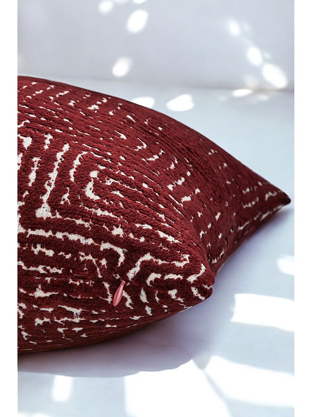 Labirent Desenli Bordo Dokuma Kırlent Kılıfı 43x43 cm-1