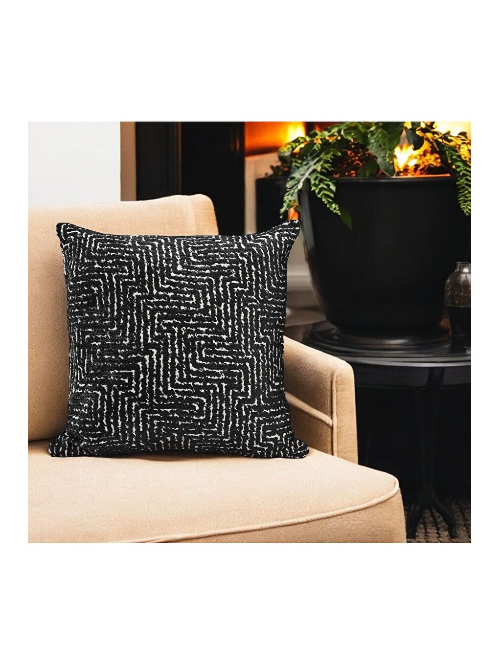 Labirent Desenli Siyah Dokuma Kırlent Kılıfı 43x43 cm