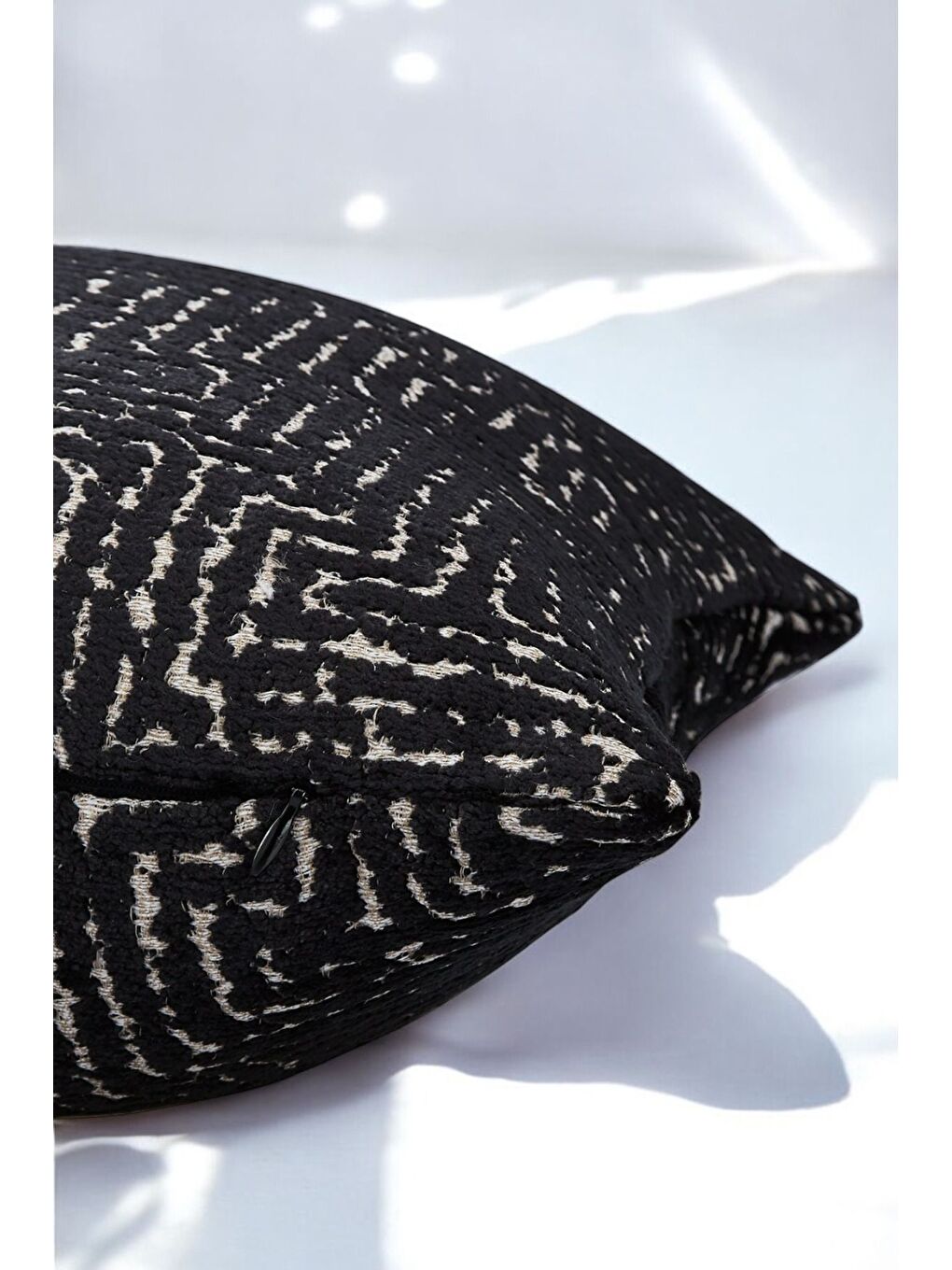 Labirent Desenli Siyah Dokuma Kırlent Kılıfı 43x43 cm-1