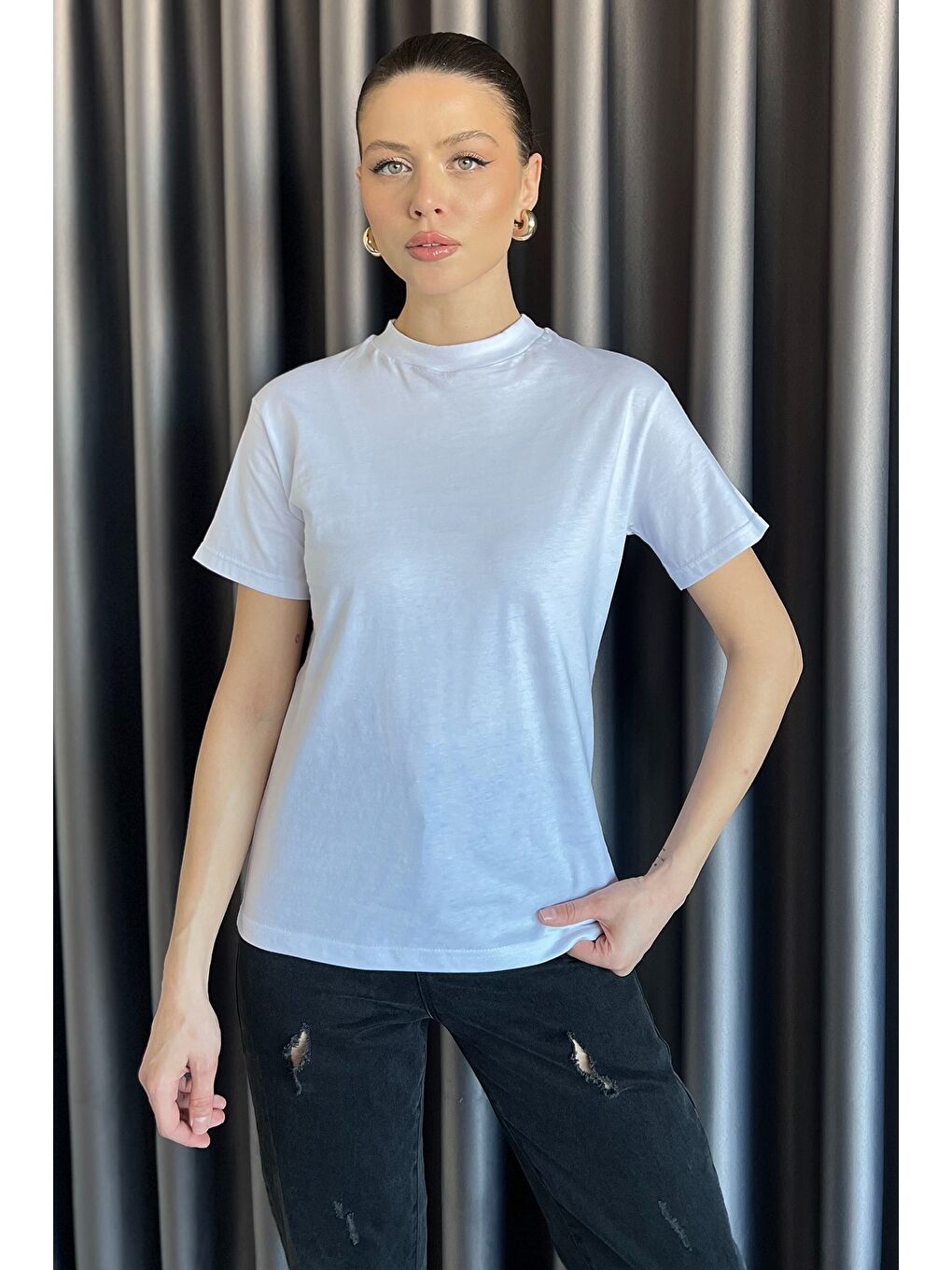 Beyaz Dik Yaka Kadın Tişört-1