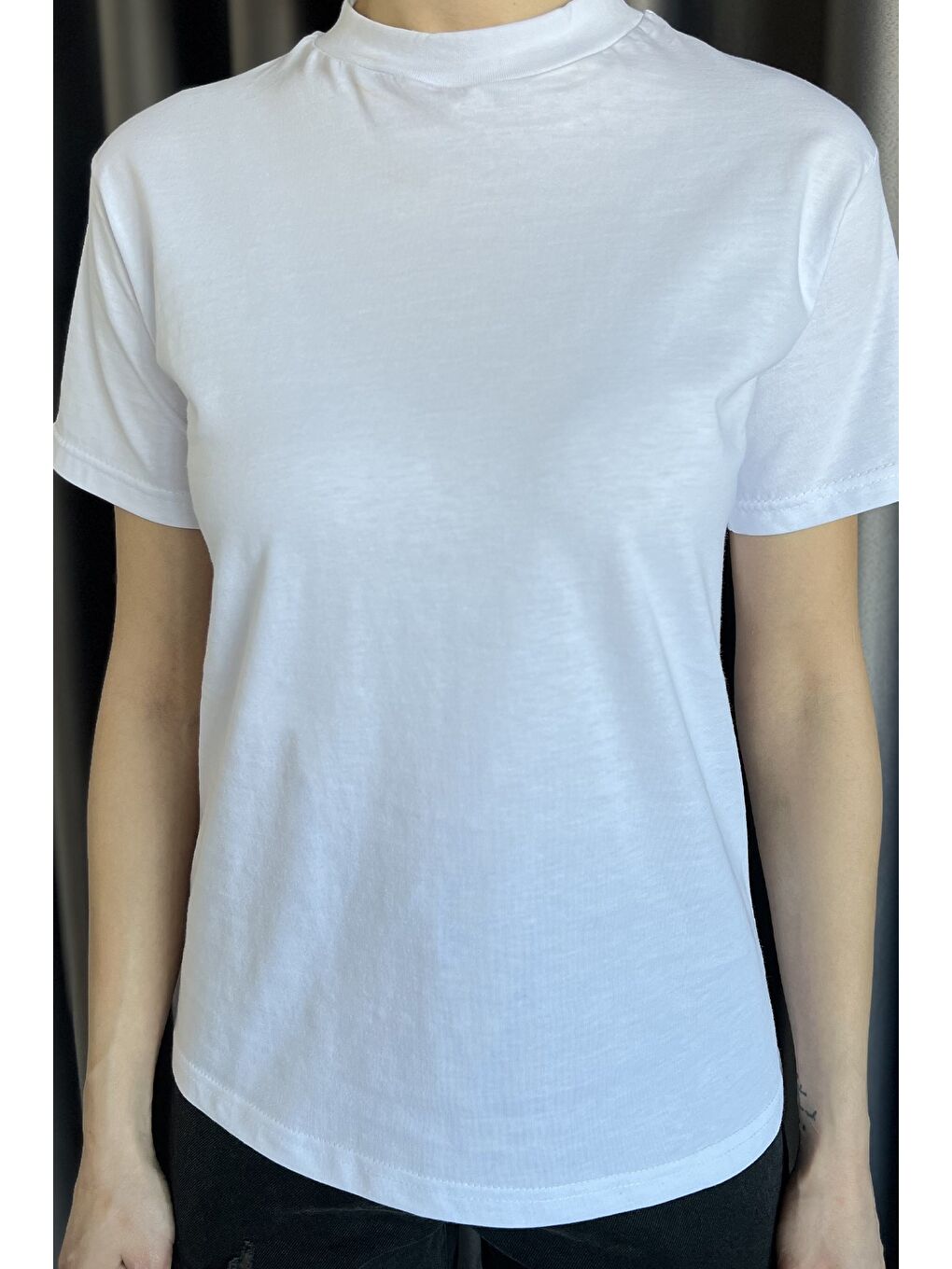 Beyaz Dik Yaka Kadın Tişört-3