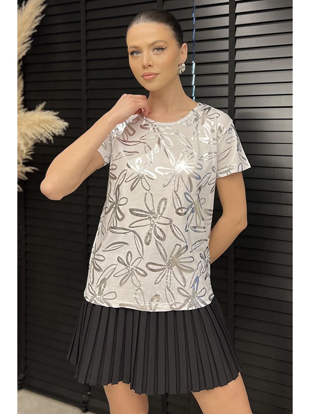 Beyaz Kadın Bisiklet Yaka Varak Baskılı Tişört-1