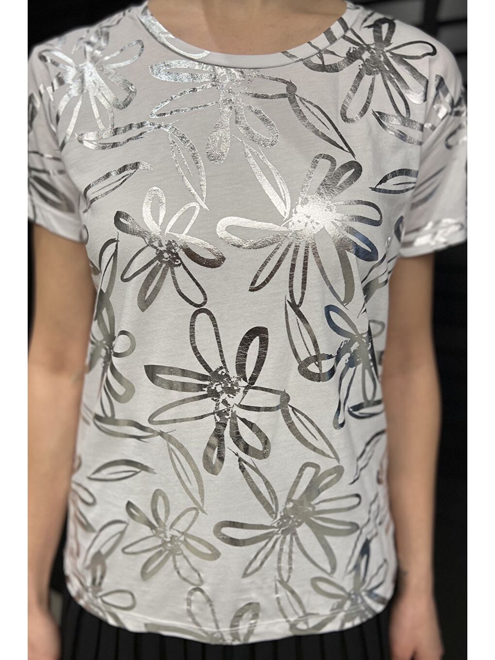 Beyaz Kadın Bisiklet Yaka Varak Baskılı Tişört-3