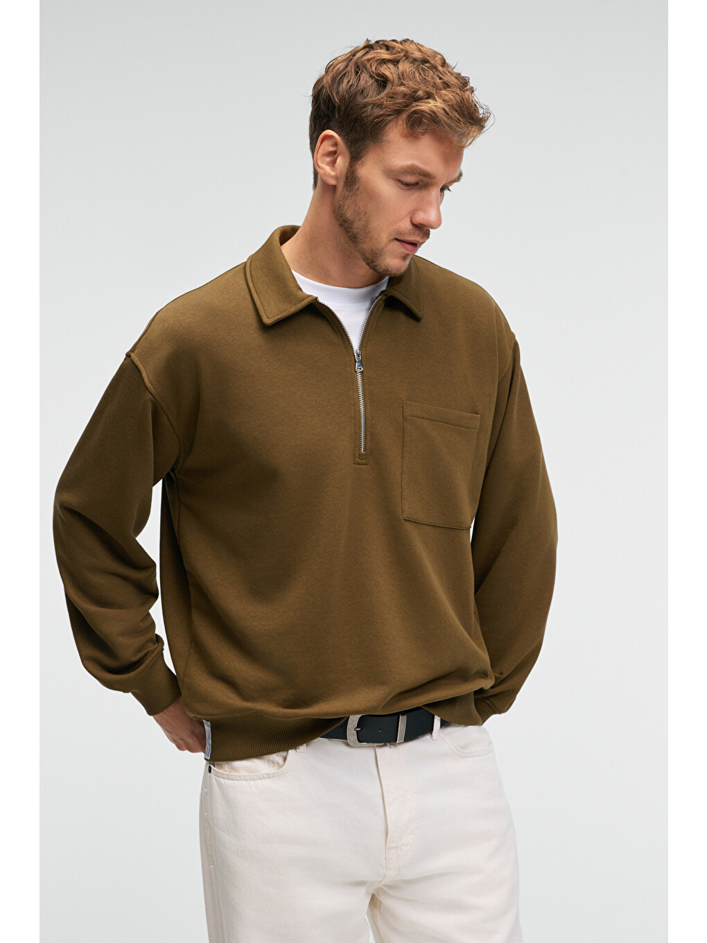 August Erkek %100 Pamuk Yarım Fermuarlı Yakalı Cepli Süs Etiketli Haki Sweatshirt-1