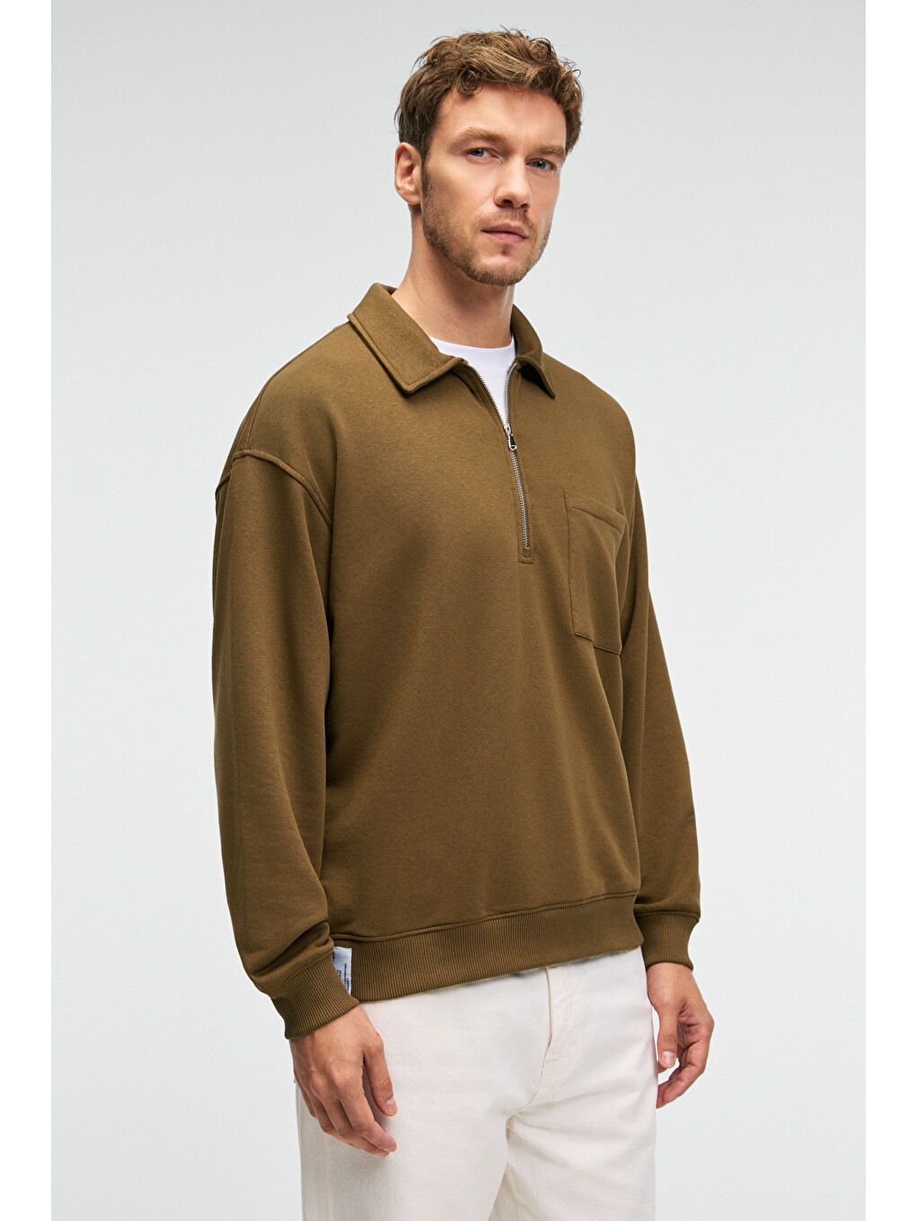 August Erkek %100 Pamuk Yarım Fermuarlı Yakalı Cepli Süs Etiketli Haki Sweatshirt-3