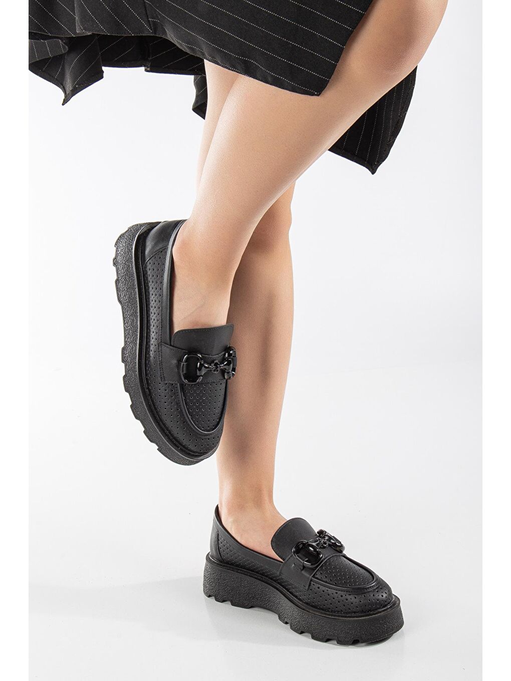 Kadın Siyah Puantiye Delikli Önü Tokalı Kalın Poli Taban Loafer-1