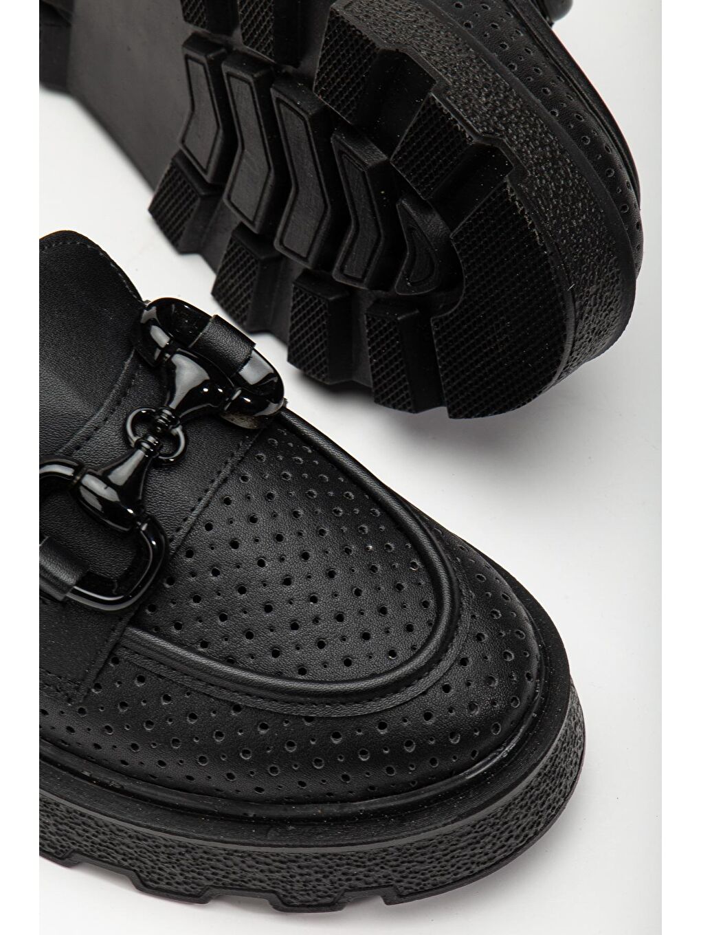 Kadın Siyah Puantiye Delikli Önü Tokalı Kalın Poli Taban Loafer-2