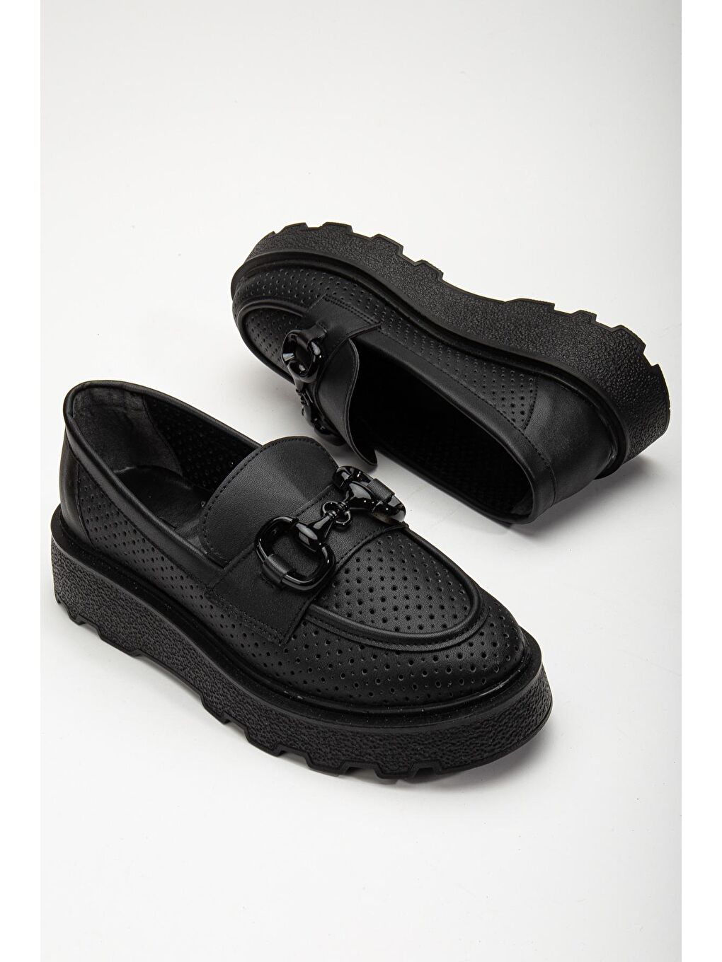 Kadın Siyah Puantiye Delikli Önü Tokalı Kalın Poli Taban Loafer-3